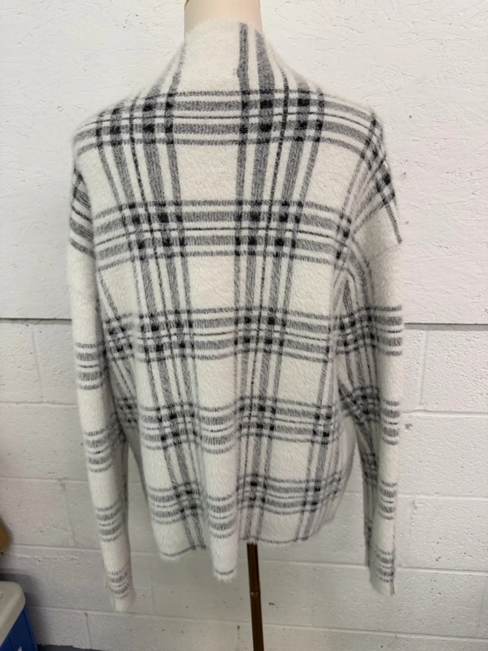 Tahari Cozy Cream & Gray Plaid Knit Sweater - Picture 4 of 6